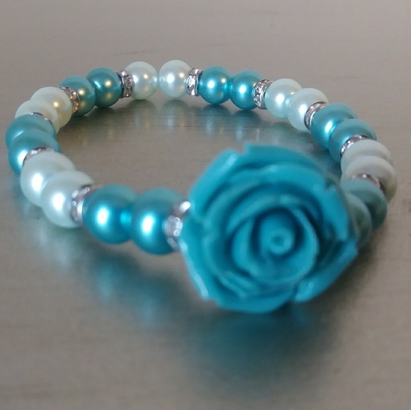 Handmade blue rose faux pearl bracelet - Picture 2 of 3